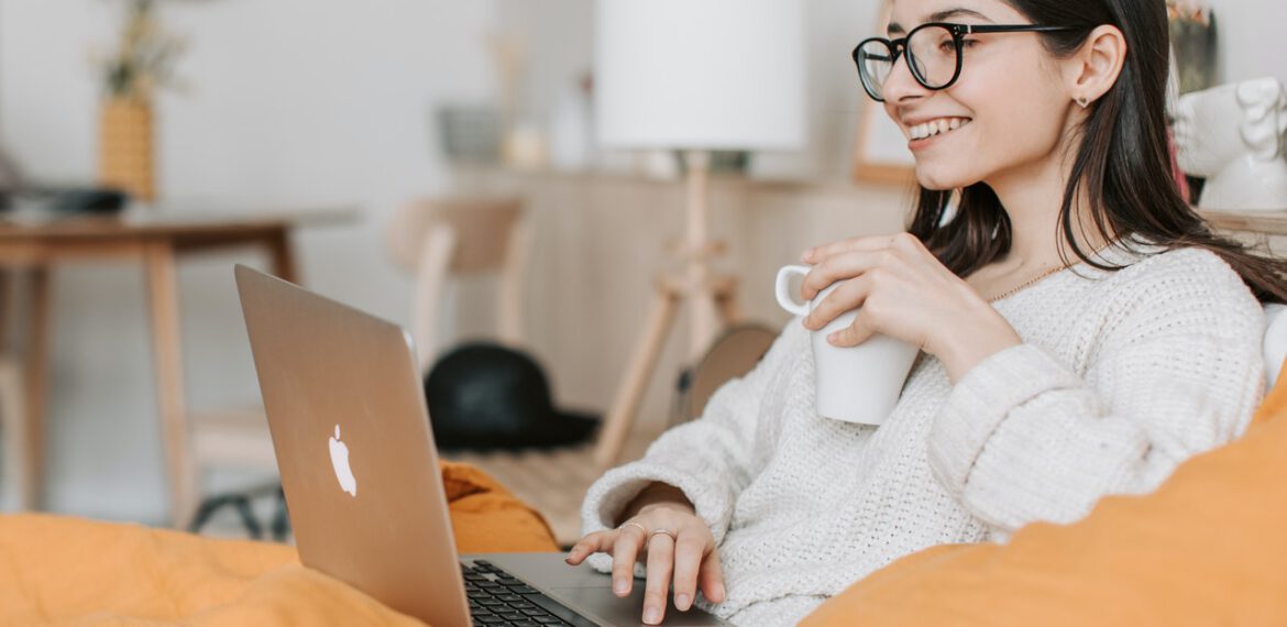 vrouw laptop koffie