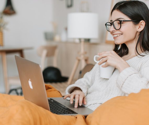 vrouw laptop koffie